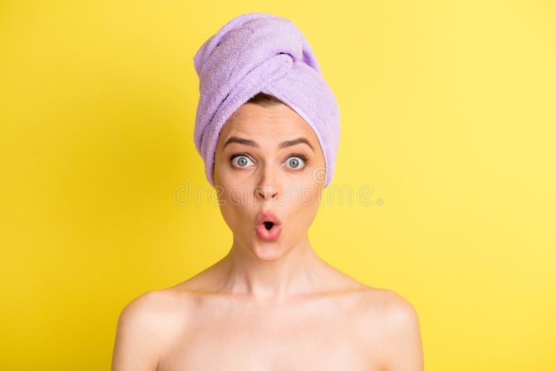 Retrato De Primer Plano De Bastante Sorprendido Desnudo Chica Noticias  Reacción Piel Fresca Pout Labios Aislados Sobre Color Amari Foto de archivo  - Imagen de cosmético, brillo: 216065464