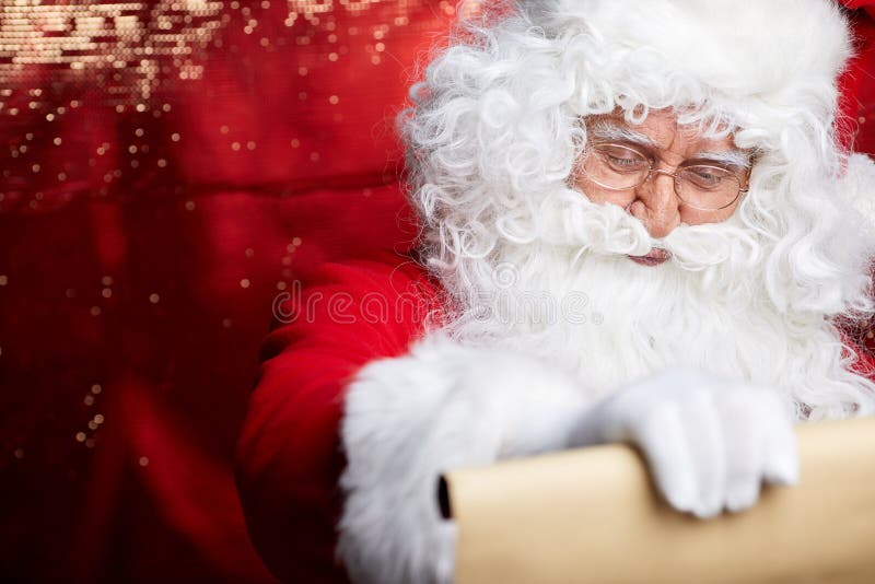 Retrato de Santa Claus feliz que lleva a cabo la letra de la Navidad foto de archivo Retrato de Santa Claus feliz que lleva a cabo la letra de la Navidad foto de archivo