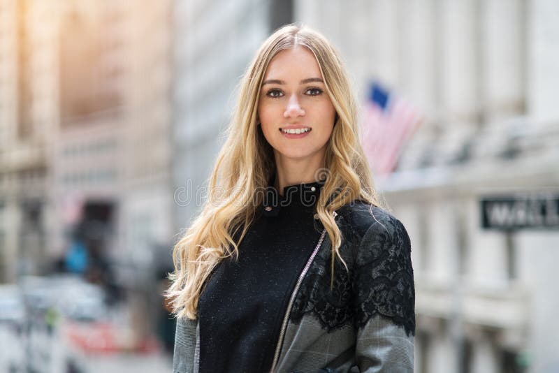 Retrato de sorriso adulto novo bonito da mulher de negócios em New York City Wall Street imagem de stock Retrato de sorriso adulto novo bonito da mulher de negócios em New York City Wall Street imagem de stock