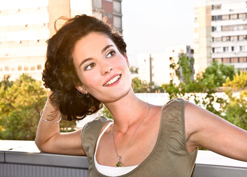 Retrato de sorriso consideravelmente ocasional da mulher imagem de stock Retrato de sorriso consideravelmente ocasional da mulher imagem de stock