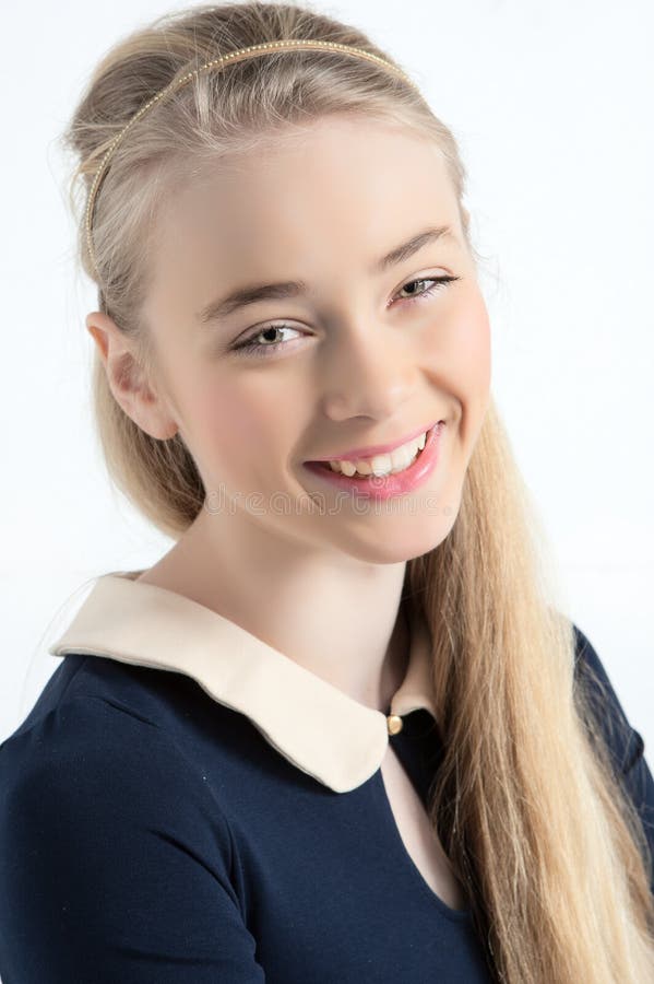 Retrato de sorriso da menina adolescente feliz do ager imagem de stock royalty free Retrato de sorriso da menina adolescente feliz do ager imagem de stock royalty free