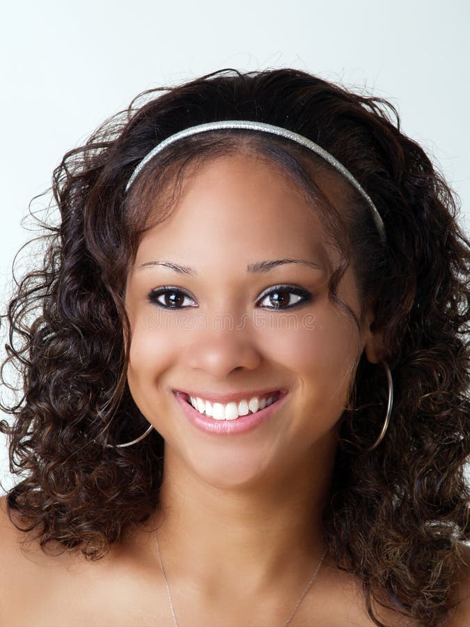 Retrato de sorriso da menina adolescente preta misturada nova fotografia de stock Retrato de sorriso da menina adolescente preta misturada nova fotografia de stock