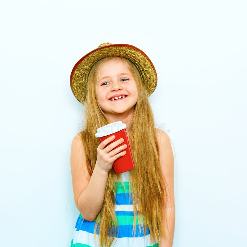 Retrato de sorriso da menina no estilo do moderno com café vermelho g fotos de stock Retrato de sorriso da menina no estilo do moderno com café vermelho g fotos de stock