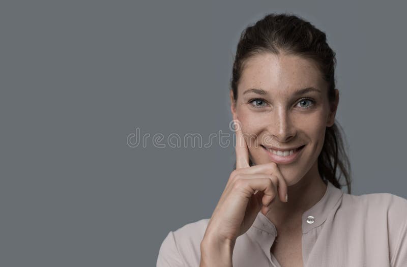 Retrato de sorriso da mulher nova imagens de stock Retrato de sorriso da mulher nova imagens de stock