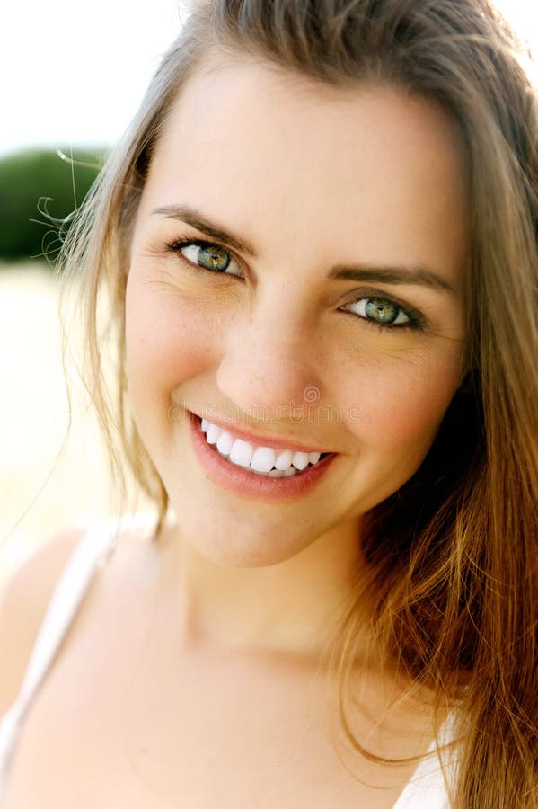 Retrato de sorriso de uma mulher nova lindo fotos de stock royalty free Retrato de sorriso de uma mulher nova lindo fotos de stock royalty free