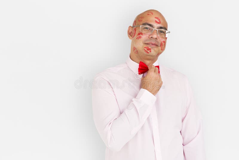 Retrato de sorriso do beijo do batom da felicidade da confiança do homem fotografia de stock Retrato de sorriso do beijo do batom da felicidade da confiança do homem fotografia de stock