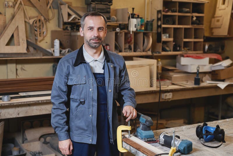 Retrato de trabajadores maduros de fábricas sonriendo fotografía de archivo libre de regalías