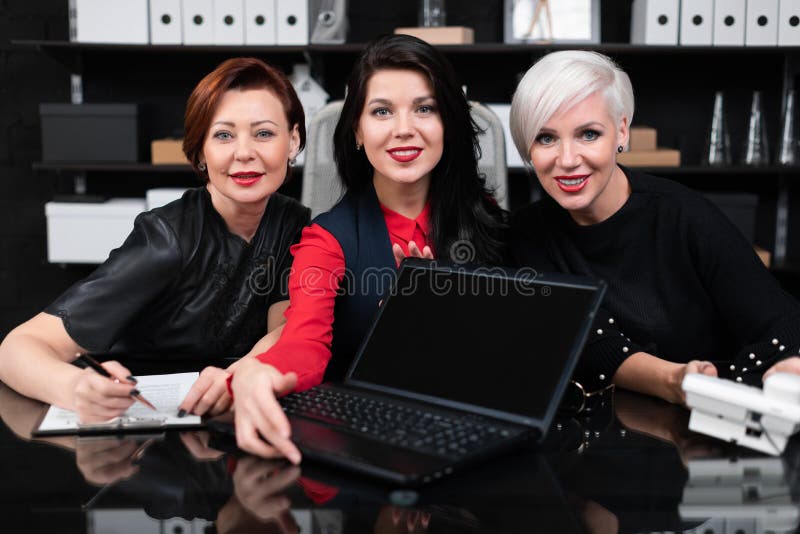 Retrato de três mulheres de negócio no trabalho no escritório à moda fotografia de stock royalty free Retrato de três mulheres de negócio no trabalho no escritório à moda fotografia de stock royalty free