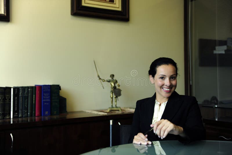 Retrato de um advogado fêmea no escritório imagem de stock Retrato de um advogado fêmea no escritório imagem de stock