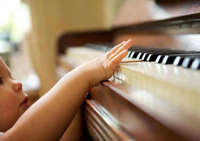 Retrato de um bebê que joga o piano