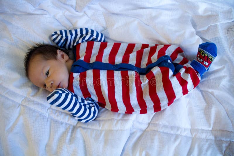 Retrato de um borracho bonito que encontra-se na cama imagem de stock Retrato de um borracho bonito que encontra-se na cama imagem de stock