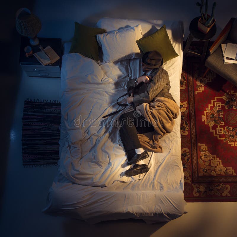 Retrato de um empresário, contador dormindo na cama em casa fotos de stock