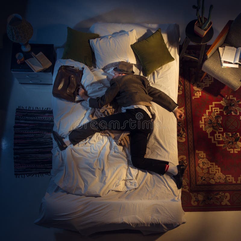 Retrato de um empresário, contador dormindo na cama em casa imagem de stock