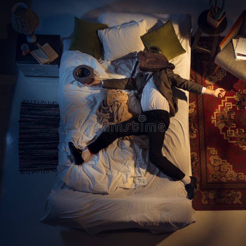 Retrato de um empresário, contador dormindo na cama em casa foto de stock