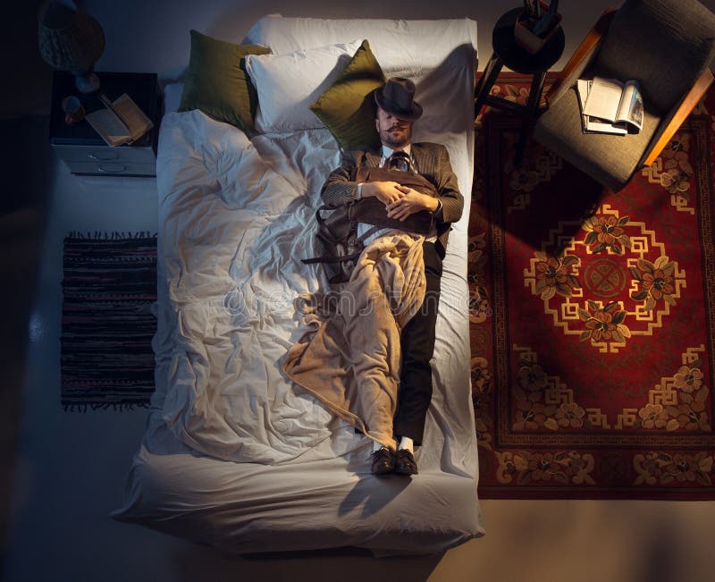Retrato de um empresário, contador dormindo na cama em casa imagem de stock