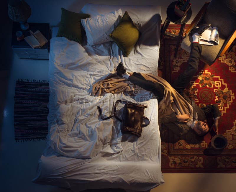 Retrato de um empresário, contador dormindo na cama em casa imagem de stock