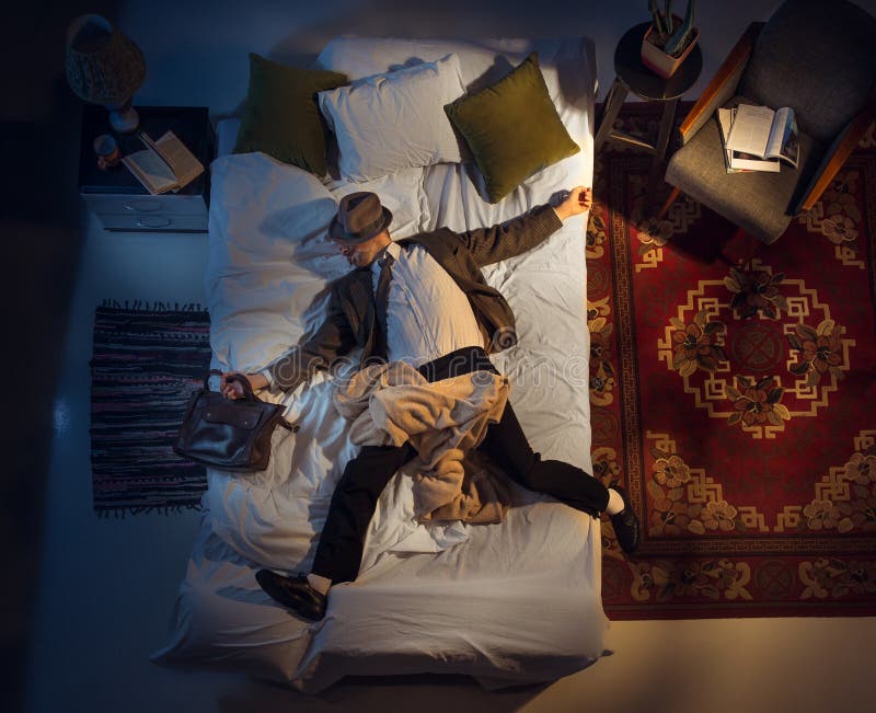 Retrato de um empresário, contador dormindo na cama em casa fotos de stock