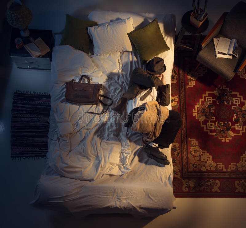 Retrato de um empresário, contador dormindo na cama em casa fotos de stock