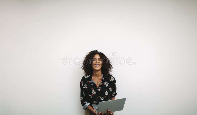 Retrato de um empresário de riso da mulher que guarda um portátil