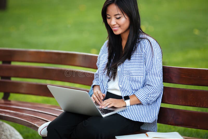 Retrato de um funcionamento asiático de sorriso novo do estudante fêmea fotos de stock Retrato de um funcionamento asiático de sorriso novo do estudante fêmea fotos de stock