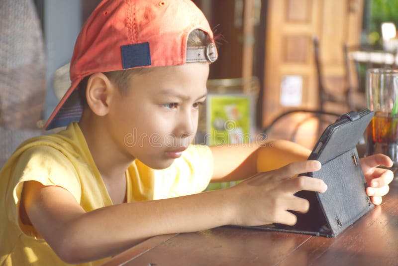 Dois Rapazes Pequenos Que Jogam Jogos No Telefone Celular No Dia  Ensolarado, Sitt Imagem de Stock - Imagem de tecnologia, mensagem: 76900281