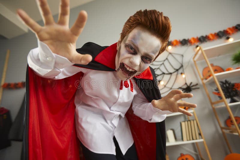 Retrato de um homem bonito vestido com uma fantasia de drácula para o  halloween