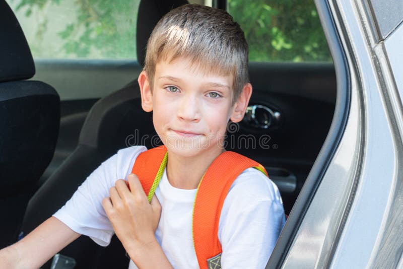 Retrato Em Família Cheia Com Crianças Pequenas Coloca Malas De Bagagem No  Carro Sorrindo Juntos Antes Da Viagem Imagem de Stock - Imagem de grande,  cuidado: 209416853