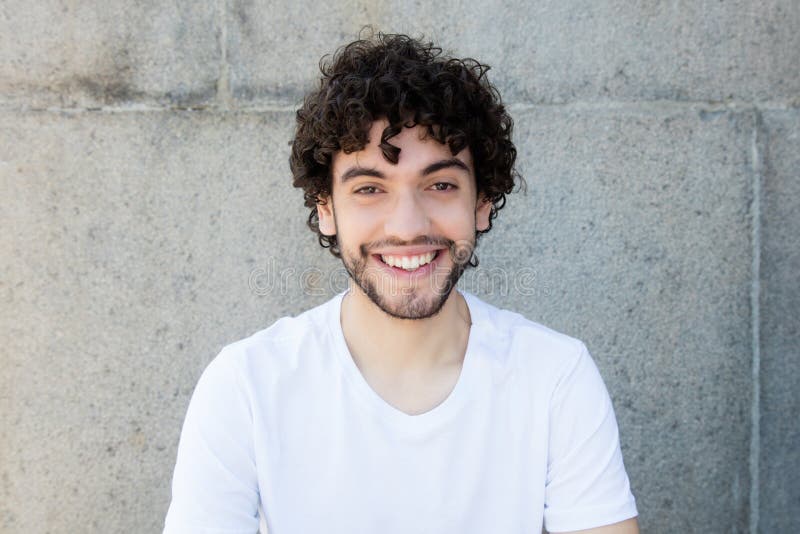 Retrato de um homem adulto novo caucasiano considerável com barba imagens de stock Retrato de um homem adulto novo caucasiano considerável com barba imagens de stock
