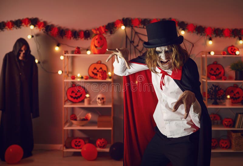 Homem irreconhecível na fantasia criativa de halloween