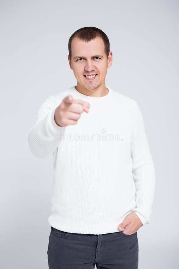 Retrato de um homem alegre apontando seu dedo para você imagens de stock royalty free Retrato de um homem alegre apontando seu dedo para você imagens de stock royalty free