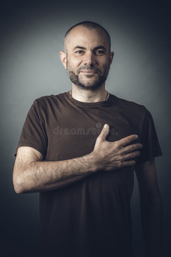 Retrato de um homem com sua mão em sua expressão da caixa, a positiva e do sorriso imagem de stock Retrato de um homem com sua mão em sua expressão da caixa, a positiva e do sorriso imagem de stock