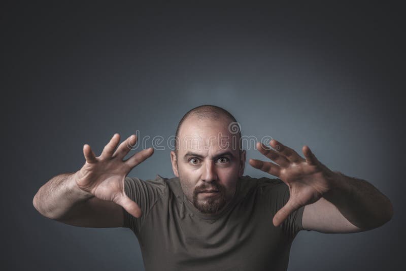 Retrato de um homem com uma expressão determinada e intensa imagens de stock Retrato de um homem com uma expressão determinada e intensa imagens de stock