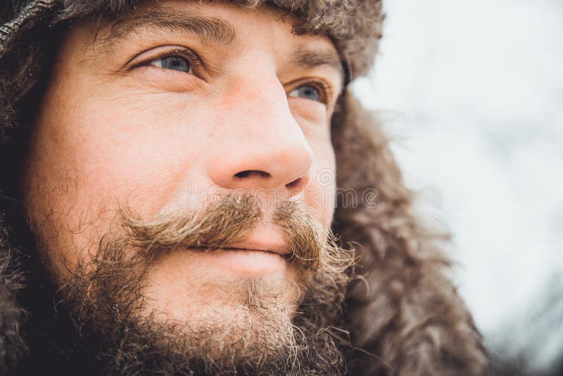 Retrato de um homem considerável novo com uma barba Um fim da pessoa acima de um homem farpado imagem de stock Retrato de um homem considerável novo com uma barba Um fim da pessoa acima de um homem farpado imagem de stock