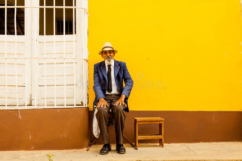 Retrato de um homem cubano com charuto, Trinidad, Cuba imagem de stock Retrato de um homem cubano com charuto, Trinidad, Cuba imagem de stock