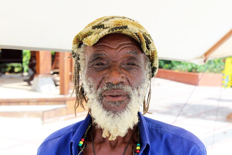 Retrato de um homem jamaicano idoso de Rastafarian imagens de stock royalty free Retrato de um homem jamaicano idoso de Rastafarian imagens de stock royalty free
