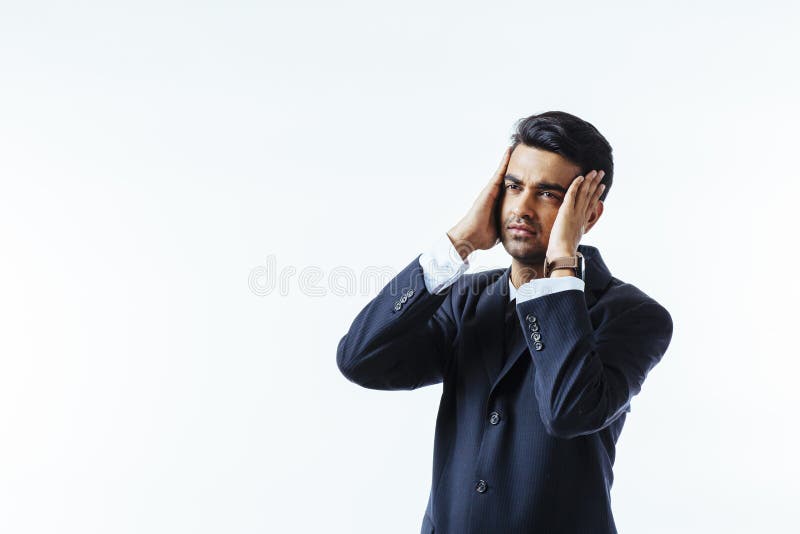 Retrato de um homem de negócios fresco que guarda sua cabeça na incredulidade ou na dor, isolado no fundo branco imagens de stock royalty free Retrato de um homem de negócios fresco que guarda sua cabeça na incredulidade ou na dor, isolado no fundo branco imagens de stock royalty free