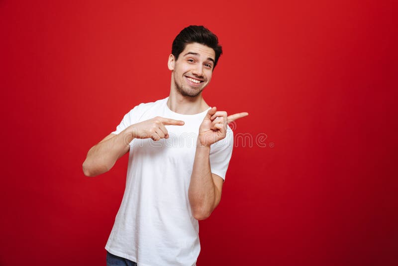 Retrato de um homem novo amigável no t-shirt branco imagens de stock royalty free Retrato de um homem novo amigável no t-shirt branco imagens de stock royalty free