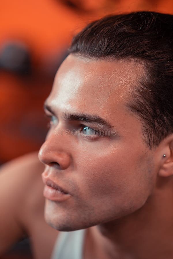 Retrato de um homem novo consider?vel agrad?vel fotografia de stock royalty free Retrato de um homem novo consider?vel agrad?vel fotografia de stock royalty free