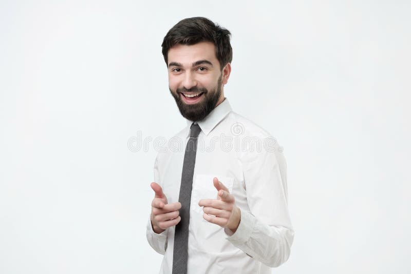 Retrato de um homem novo que aponta seu dedo em você fotos de stock Retrato de um homem novo que aponta seu dedo em você fotos de stock