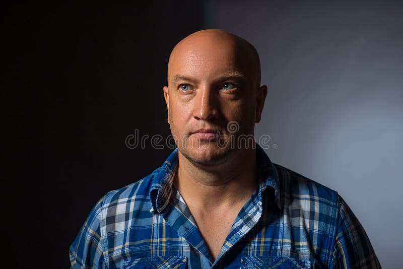Retrato de um homem sério em uma camisa fotos de stock Retrato de um homem sério em uma camisa fotos de stock