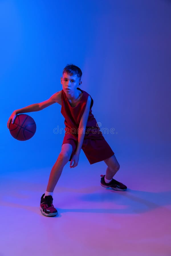 Retrato Do Jogador De Basquete Em Treinamento Em Movimento Isolado Sobre  Fundo Azul Gradiente Em Luz Neonatal. Foto de Stock - Imagem de fundo,  desportista: 235847770