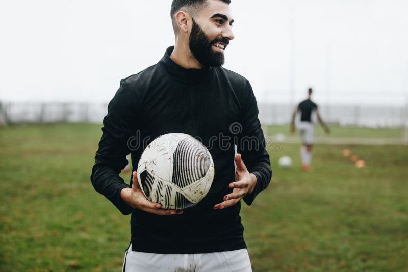 Jogadores De Futebol Que Estão No Campo Durante a Prática Foto de