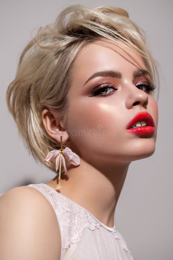 Retrato de um jovem e belo modelo loiro com maquiagem profissional, corte de cabelo curto estilo Marilyn Monroe fotografia de stock royalty free Retrato de um jovem e belo modelo loiro com maquiagem profissional, corte de cabelo curto estilo Marilyn Monroe fotografia de stock royalty free