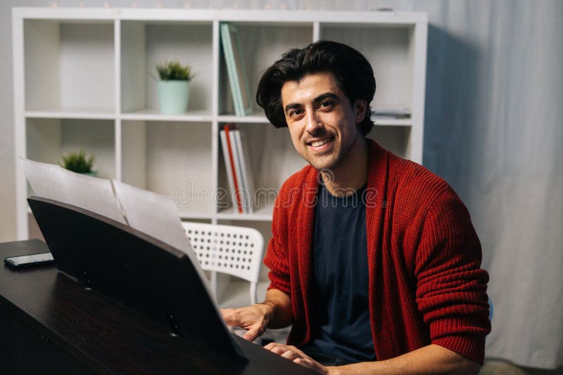 Retrato De Um Pianista Com Barba Confiável, Parado Perto Do Piano Em Casa  Na Sala De Estar. Imagem de Stock - Imagem de pessoa, adulto: 214342135