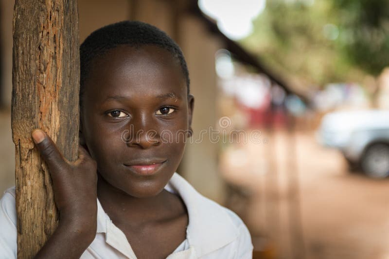 Retrato de um menino africano novo na entrada de sua casa na cidade de Nhacra em Guiné-Bissau imagens de stock Retrato de um menino africano novo na entrada de sua casa na cidade de Nhacra em Guiné-Bissau imagens de stock