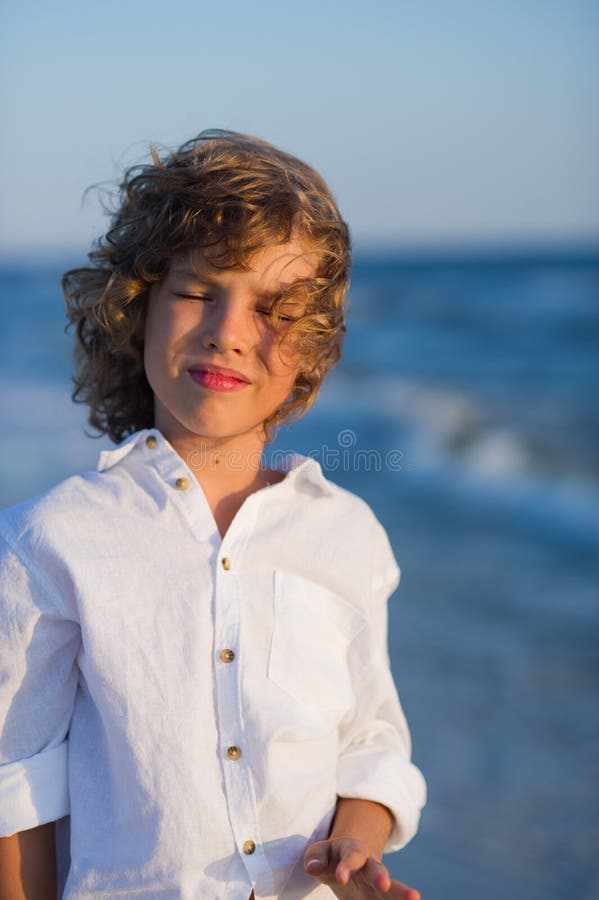 Menina de 10 anos no mar. retrato de um adolescente. garota de