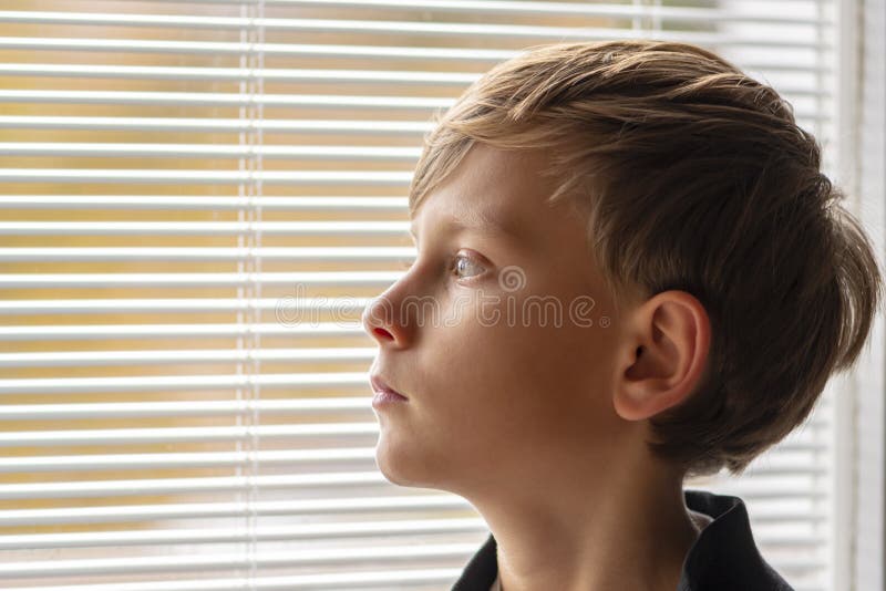 Retrato De Uma Menina De 11 Anos Com Cabelo Comprido. Foto de Stock -  Imagem de povos, loira: 188010592