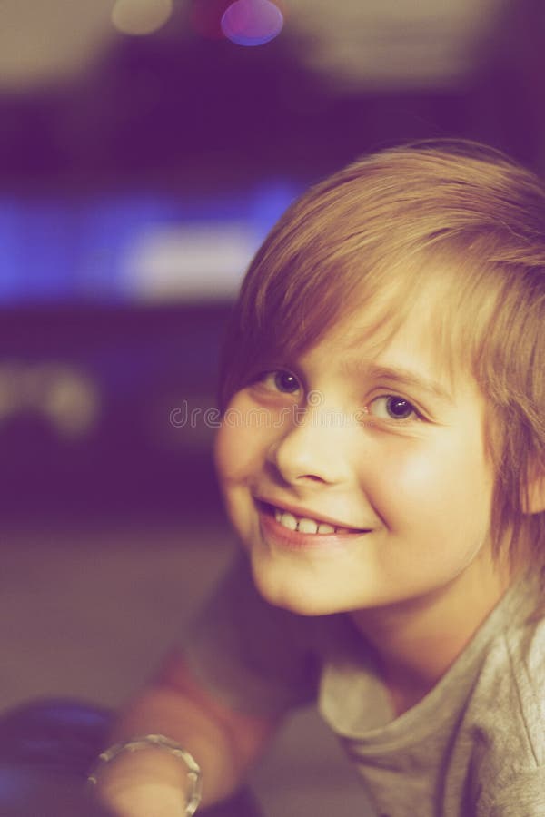 Retrato de um menino de escola com um sorriso fotos de stock Retrato de um menino de escola com um sorriso fotos de stock