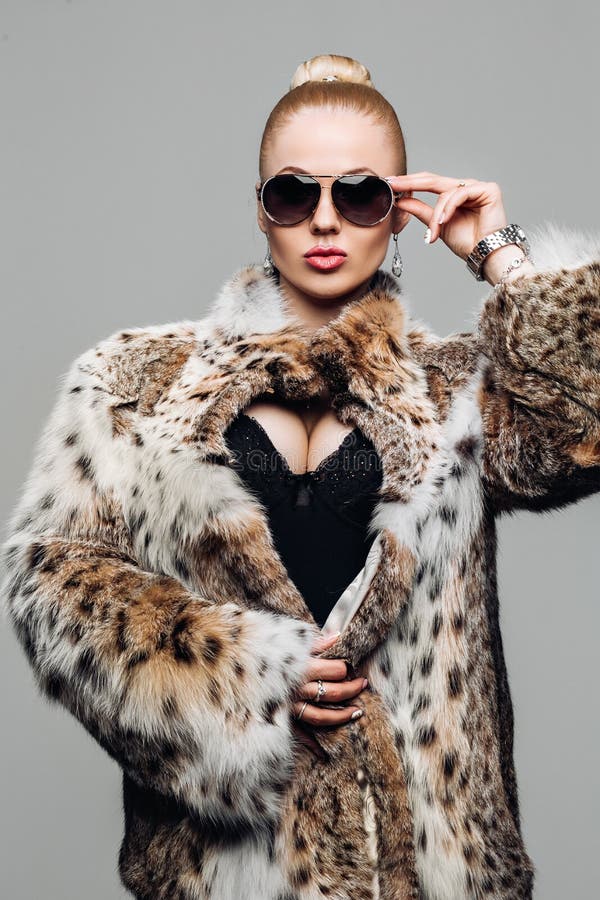 Retrato de um modelo bonito na pele A mulher elegante da forma do inverno do casaco de pele veste-se no casaco de pele do lince R fotos de stock Retrato de um modelo bonito na pele A mulher elegante da forma do inverno do casaco de pele veste-se no casaco de pele do lince R fotos de stock
