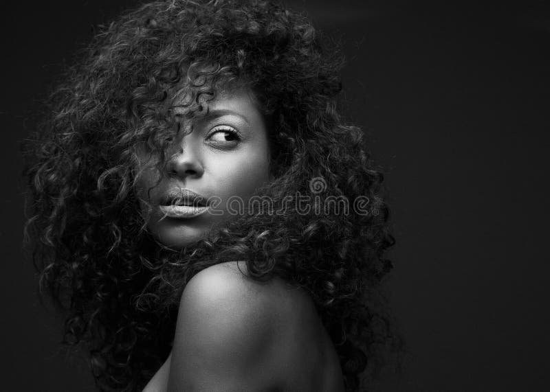 Retrato de um modelo de forma afro-americano bonito fotografia de stock